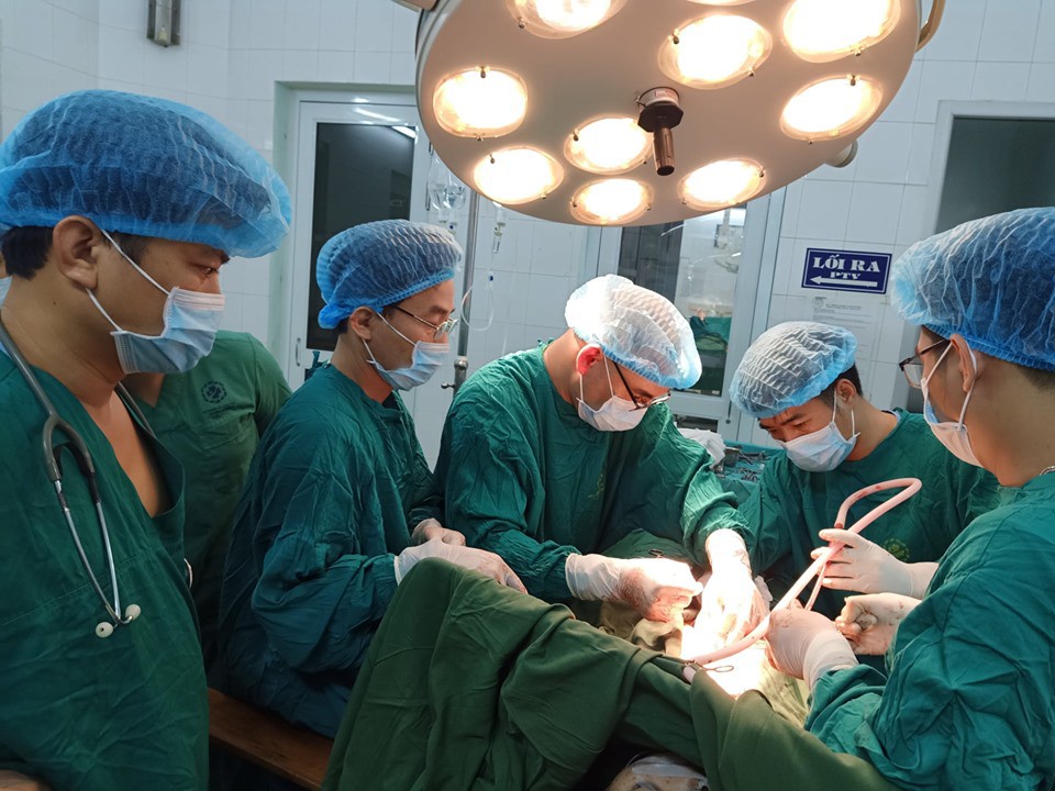 Tuyên Quang: Cứu sống người phụ nữ bị chồng đâm thấu ngực-1