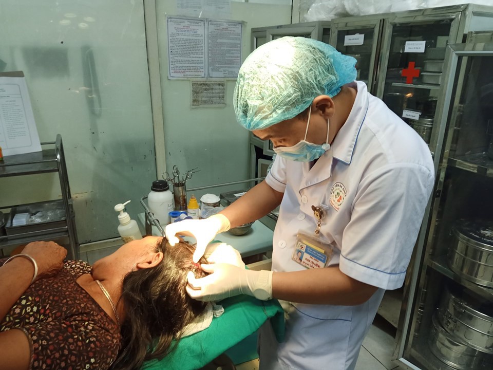 Tuyên Quang: Cứu sống người phụ nữ bị chồng đâm thấu ngực-2