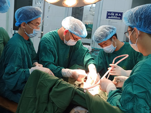 Kỳ lạ cô gái bỗng nhiên đổi màu tay chân vì chữa ra mồ hôi bằng lá trầu không-3