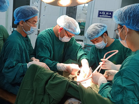 Tuyên Quang: Cứu sống người phụ nữ bị chồng đâm thấu ngực