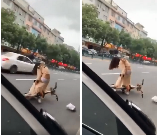 Pha xử lý cồng kềnh của một cô gái trẻ để váy vướng vào xe đạp, lộ cả nội y-1