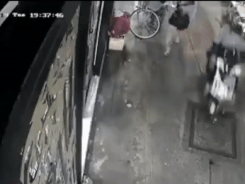 Clip: Cô gái bị 2 đối tượng giật túi xách kéo hất văng xuống đất ở con hẻm Sài Gòn khiến nhiều người sợ hãi