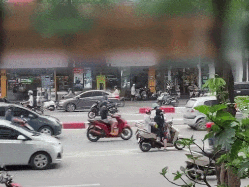 Clip: 2 người phụ nữ khiến cả phố phải hoảng sợ, tìm cách né tránh