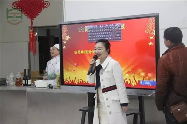 Đi ăn lẩu câu được cả ông chủ, vợ trẻ cùng chồng tạo nên đế chế gần 600 nhà hàng và tài sản ròng 14 tỷ đô nhờ bí quyết làm vợ-2