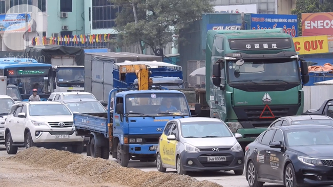 CẢNH BÁO: Chất lượng không khí ở Hà Nội đang ở mức rất xấu, người dân đối mặt với bụi dày đặc khi ra đường-5