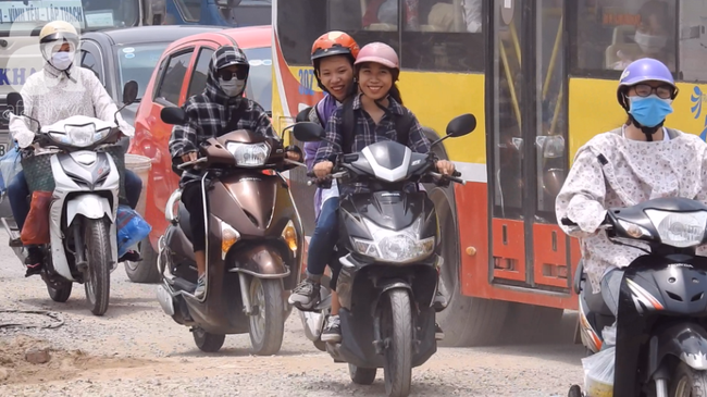 CẢNH BÁO: Chất lượng không khí ở Hà Nội đang ở mức rất xấu, người dân đối mặt với bụi dày đặc khi ra đường-10