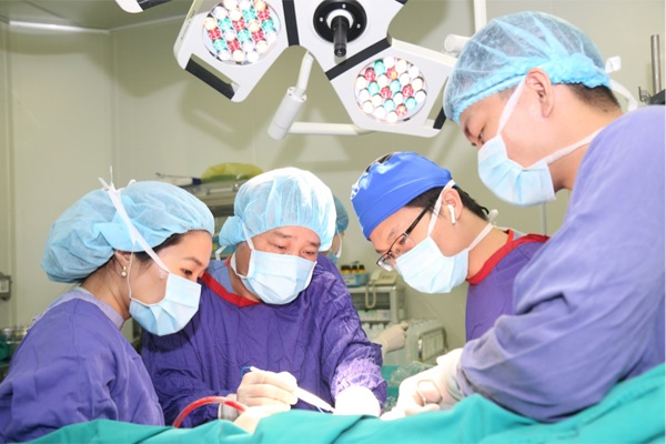 Chăm con thừa chất, bé trai 12 tuổi ở Hà Nội đầy sỏi trong mật-2