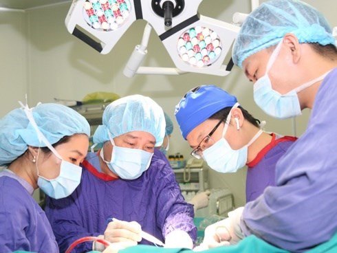 Chăm con thừa chất, bé trai 12 tuổi ở Hà Nội đầy sỏi trong mật