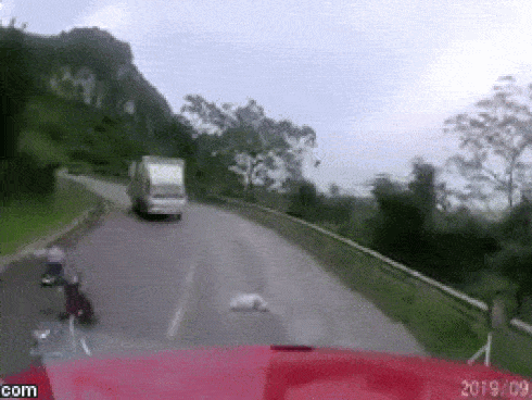 CLIP: Tài xế chặn đường cà khịa xe container, hành động sau đó càng gây bức xúc-1