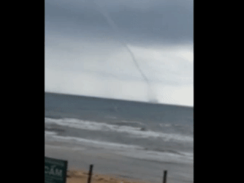 Cận cảnh vòi rồng cao hàng chục mét xuất hiện tại Bến Tre sau cơn mưa-5