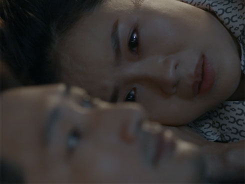 Hoa hồng trên ngực trái có biến: Fan hoang mang tột độ xem cảnh Thái tình tứ với vợ giữa đêm-6