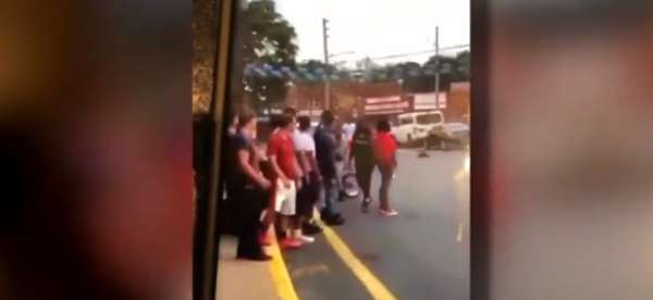 Cậu bé 16 tuổi bị đâm chết trong khi 50 thanh thiếu niên khác chỉ đứng quay phim, chụp hình-2