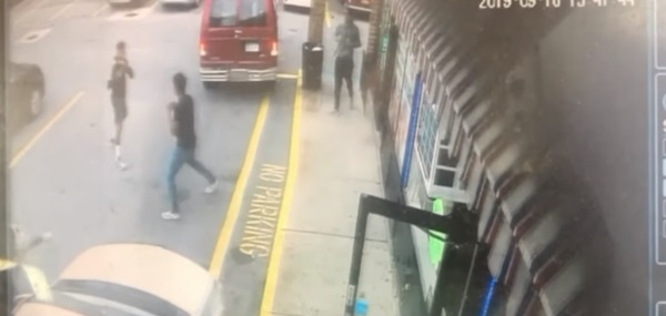 Cậu bé 16 tuổi bị đâm chết trong khi 50 thanh thiếu niên khác chỉ đứng quay phim, chụp hình-3