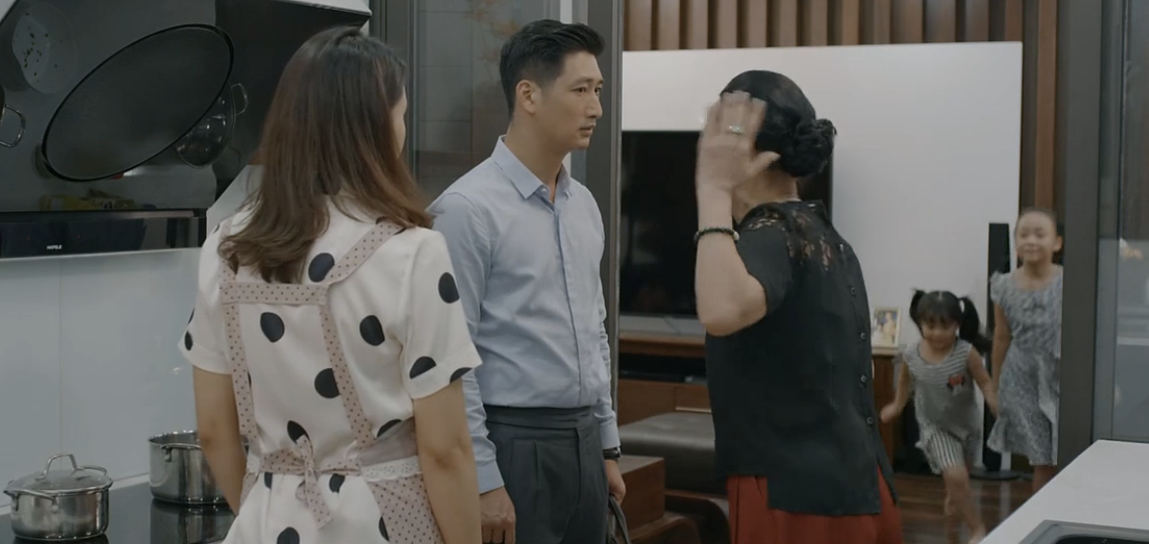 Hoa hồng trên ngực trái: Xót xa cảnh Khuê chấp nhận Thái ngoại tình, chỉ xin đừng ly hôn, chạm vào chồng cũng bị từ chối-3