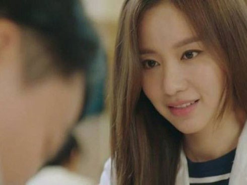 Lên bàn đẻ chồng bận hú hí cùng nhân tình, vợ nín nhịn để tặng màn kịch hay