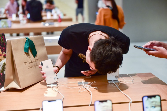 Dân săn” iPhone 11 khắp châu Á đổ về Singapore chực chờ trước cửa Apple Store-3