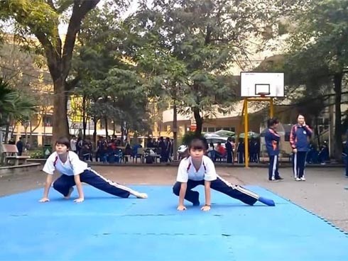 Ngó lơ thể dục, sinh viên trượt như