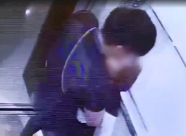 Hotgirl nổi tiếng Thái Lan được tìm thấy đã chết, camera giám sát ghi lại hình ảnh cô bị kéo lê vào thang máy trong tình trạng bất tỉnh-2