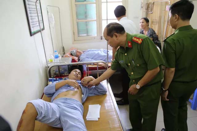 Hãi hùng lời kể của phó trưởng công an xã bị đối tượng ngáo đá khống chế vợ con, đâm bị thương-2