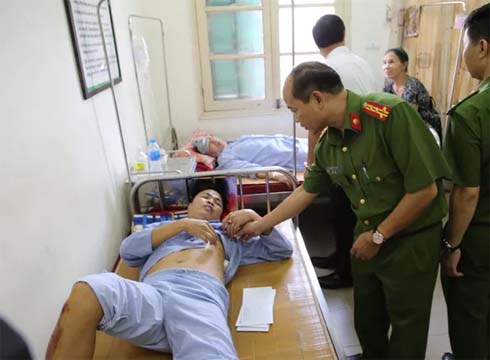 Xe khách đối đầu xe ben trên quốc lộ, 6 người nhập viện cấp cứu-3