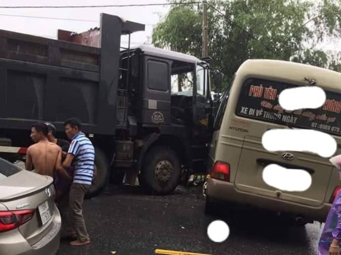 Xe khách đối đầu xe ben trên quốc lộ, 6 người nhập viện cấp cứu-2