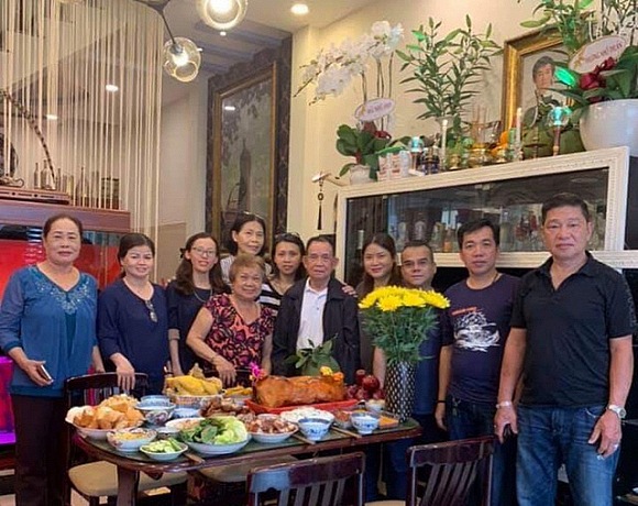 Bố và em gái Minh Thuận về Việt Nam làm giỗ cho anh sau 3 năm ngày mất-4