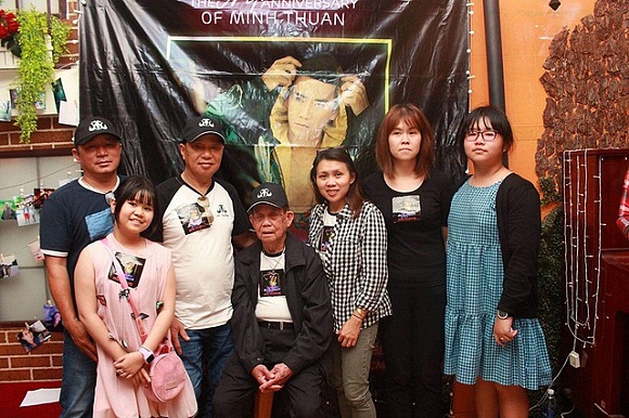 Bố và em gái Minh Thuận về Việt Nam làm giỗ cho anh sau 3 năm ngày mất-6