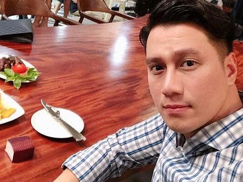 Việt Anh đăng ảnh quay đêm vẫn tươi rói nhưng cộng đồng mạng lại tập trung để ý chi tiết này trên gương mặt