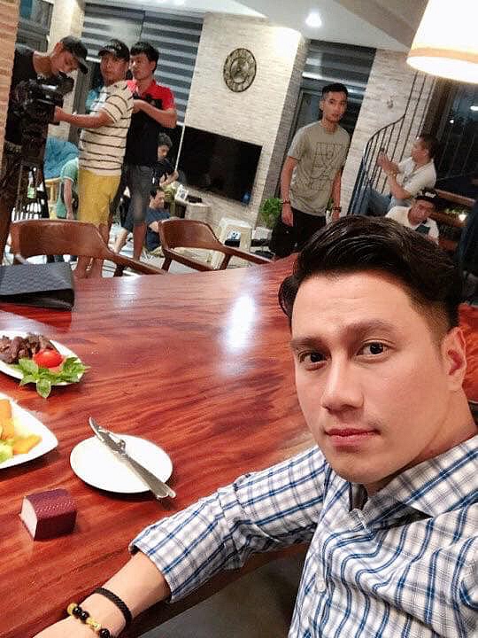 Việt Anh đăng ảnh quay đêm vẫn tươi rói nhưng cộng đồng mạng lại tập trung để ý chi tiết này trên gương mặt-1