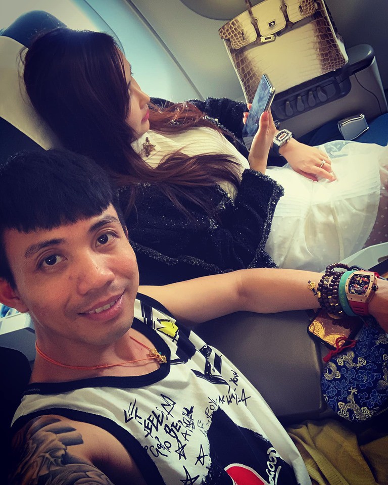 Đưa vợ đi du lịch sau lùm xùm mượn ảnh, Minh Nhựa khẳng định độ giàu với đồng hồ triệu đô và túi xách bạch tạng không thánh photoshop nào ghép được-3