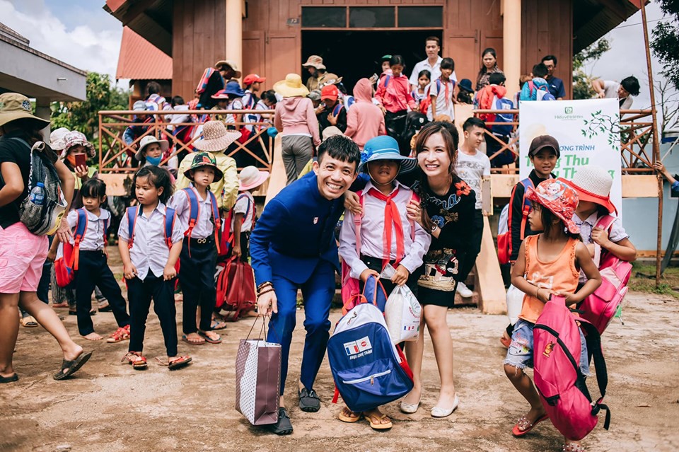 Đưa vợ đi du lịch sau lùm xùm mượn ảnh, Minh Nhựa khẳng định độ giàu với đồng hồ triệu đô và túi xách bạch tạng không thánh photoshop nào ghép được-5