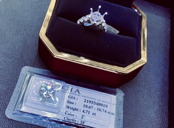 Kỉ niệm 25 năm ngày cưới, nữ hoàng ảnh lịch Diễm My được chồng tặng nhẫn kim cương 5 tỷ-1