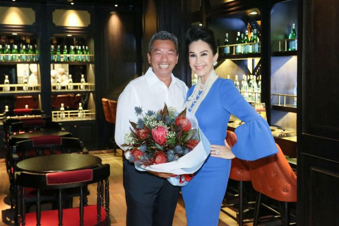 Kỉ niệm 25 năm ngày cưới, nữ hoàng ảnh lịch Diễm My được chồng tặng nhẫn kim cương 5 tỷ-4