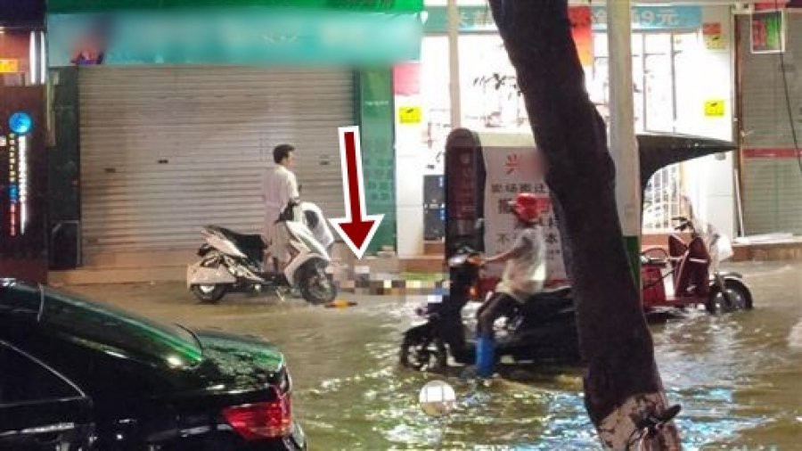 Thiếu nữ 15 tuổi bất thình lình ngã xuống đường ngập nước, người đàn ông tốt bụng đến giúp đỡ nhưng chẳng may 1 lúc mất 2 mạng người-2