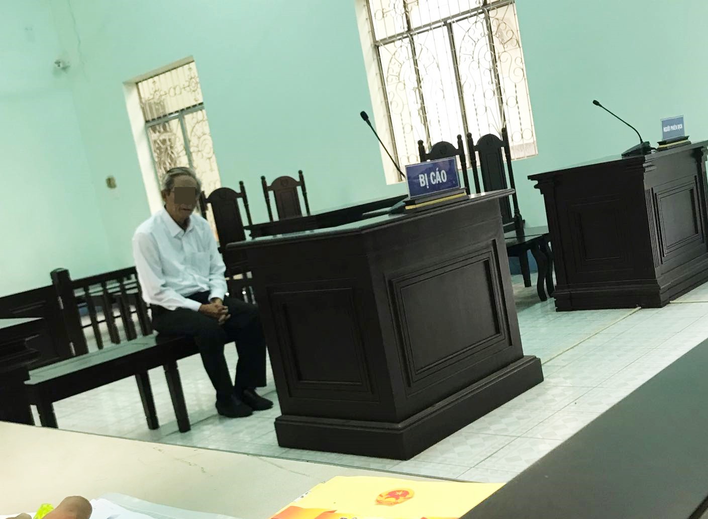 Thầy giáo 59 tuổi ở Bình Dương nựng vòng 1 học sinh lớp 9 nhiều lần khi dạy bồi dưỡng môn Toán-3