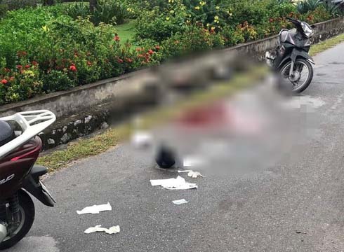 Táo tợn xịt hơi cay vào mặt vợ chồng chủ tiệm, dùng búa đập tủ kính cướp vàng-1