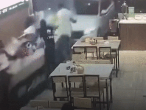 Cụ ông chặn đầu ô tô trong ngõ hẹp, mời tài xế chén rượu-1