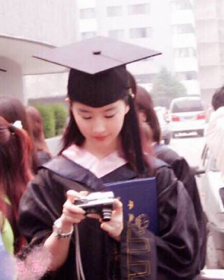 Lưu Diệc Phi và dàn sao Hoa ngữ ngố tàu khi mặc đồng phục tốt nghiệp-6