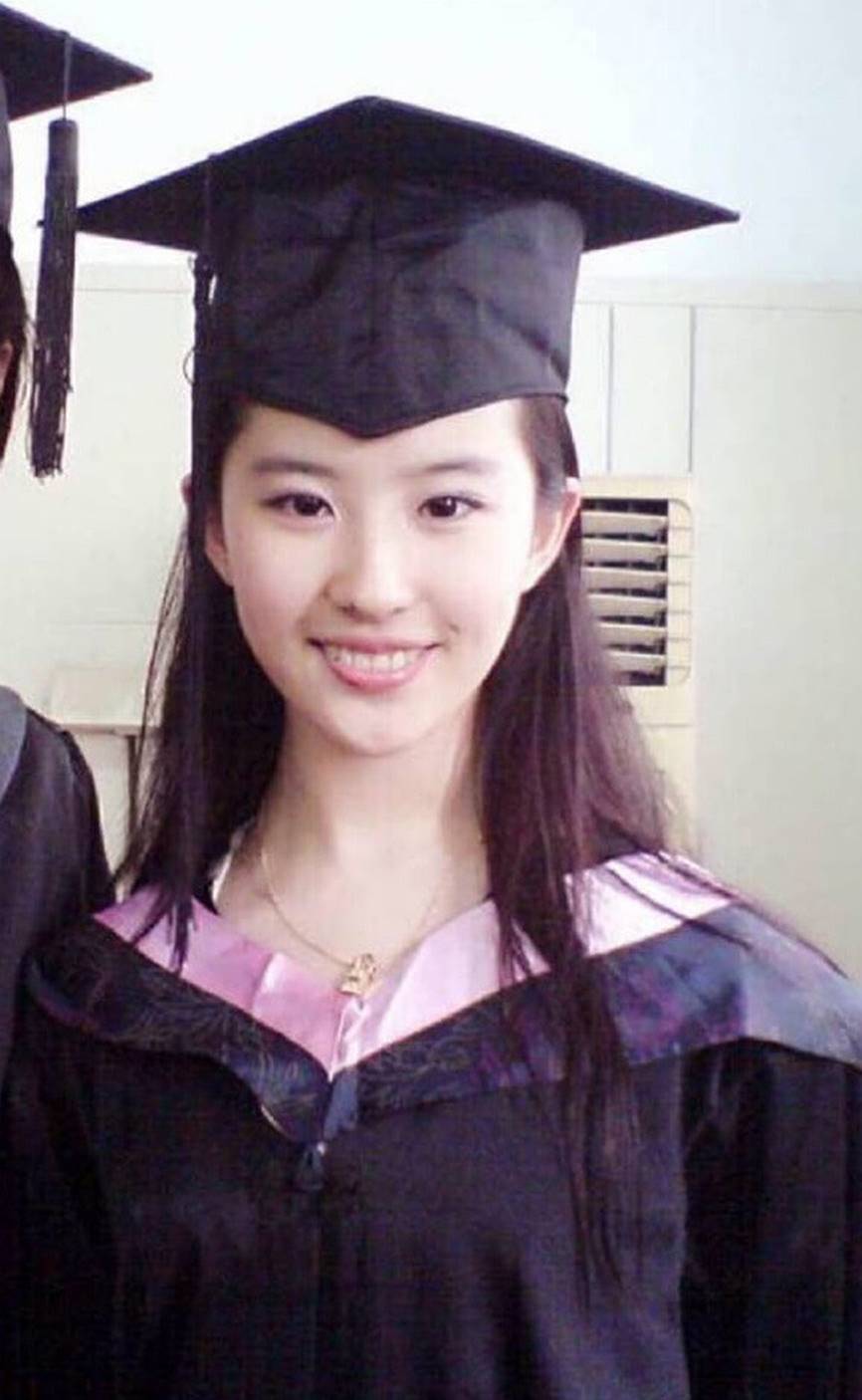 Lưu Diệc Phi và dàn sao Hoa ngữ ngố tàu khi mặc đồng phục tốt nghiệp-7