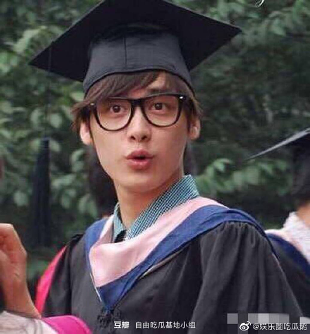 Lưu Diệc Phi và dàn sao Hoa ngữ ngố tàu khi mặc đồng phục tốt nghiệp-9