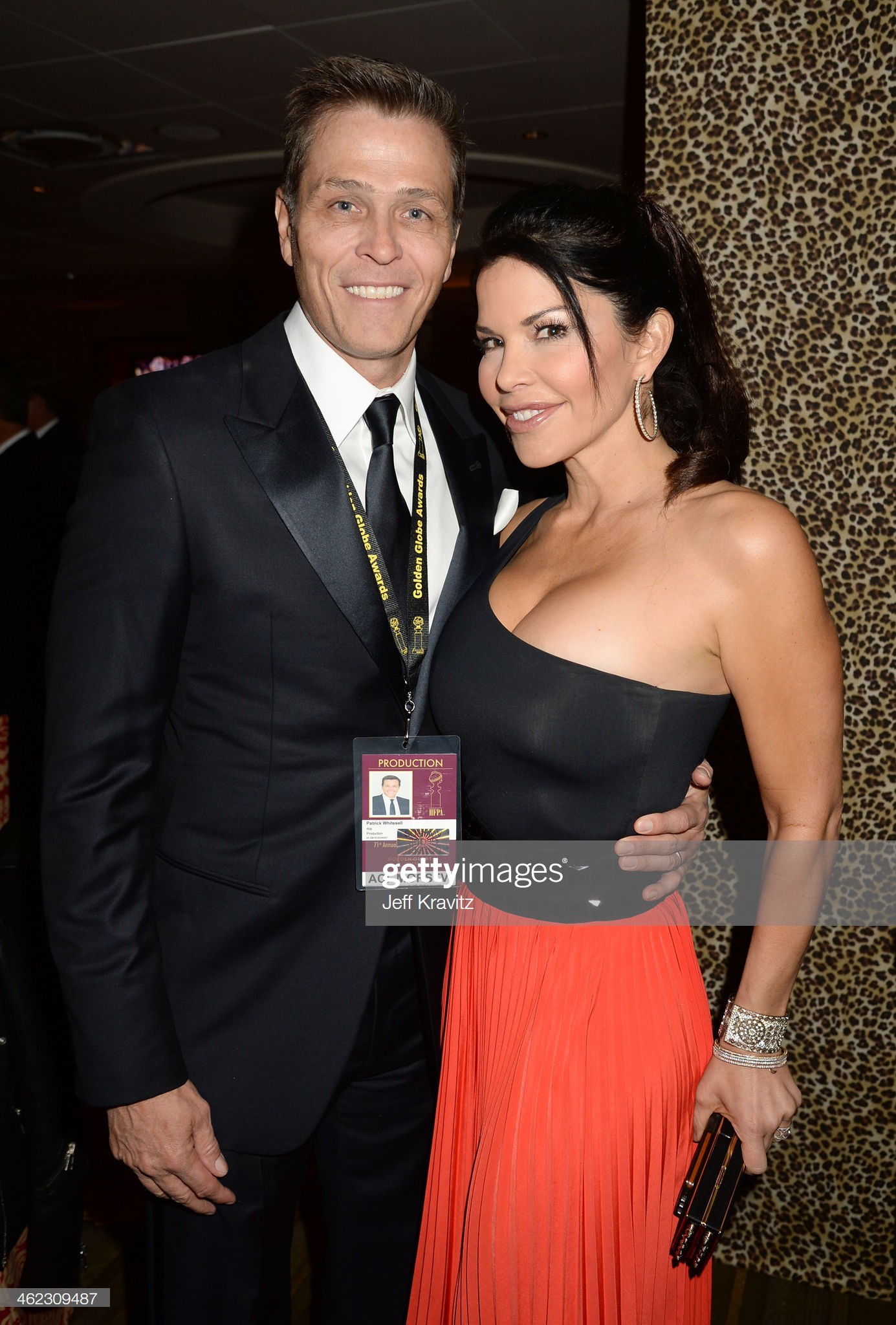 Style nóng bỏng đến toát mồ hôi của người tình tỷ phú Amazon: Mặc kín hay hở cũng phải để vòng 1 khủng chiếm trọn spotlight-12