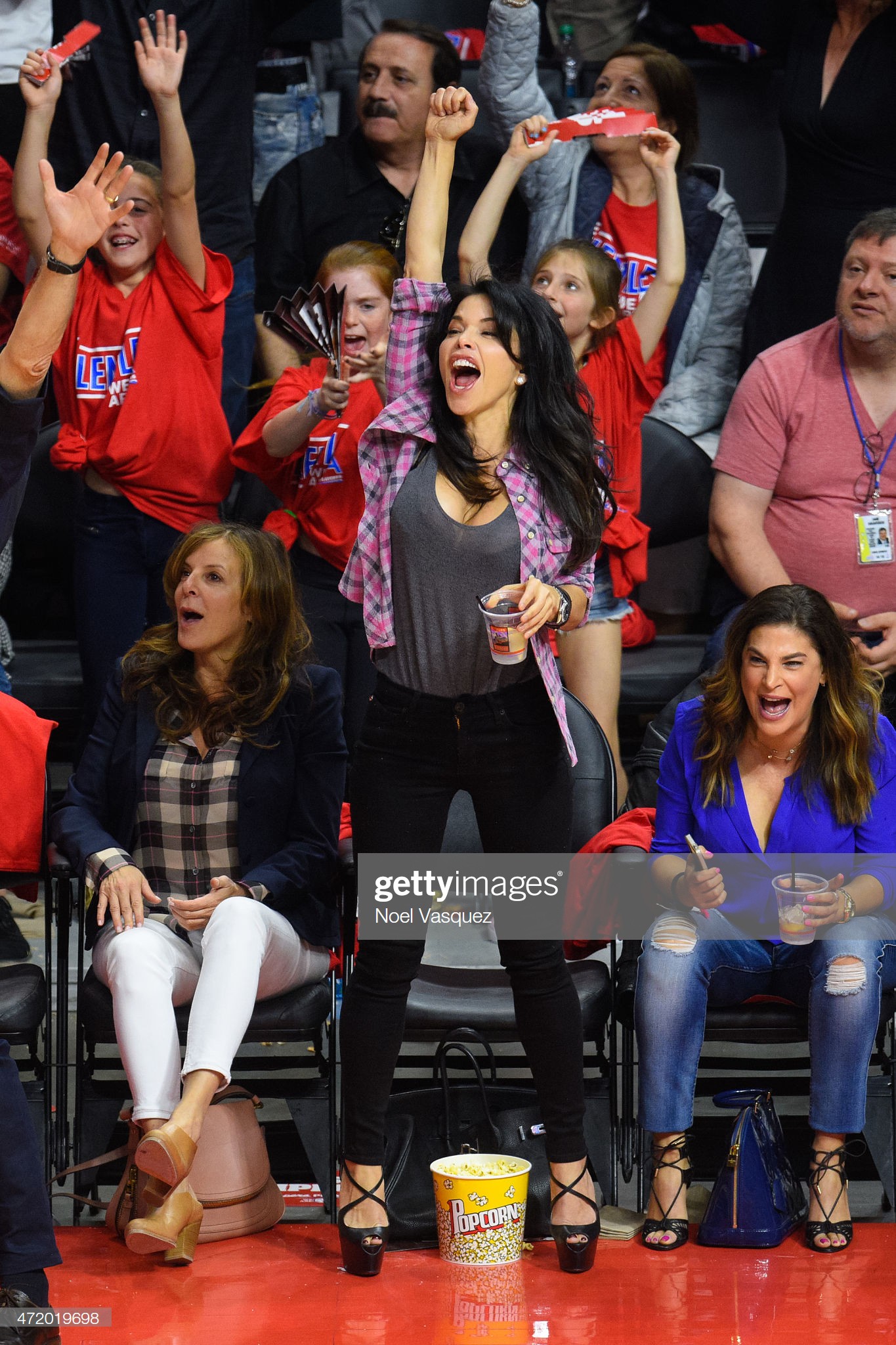 Style nóng bỏng đến toát mồ hôi của người tình tỷ phú Amazon: Mặc kín hay hở cũng phải để vòng 1 khủng chiếm trọn spotlight-15