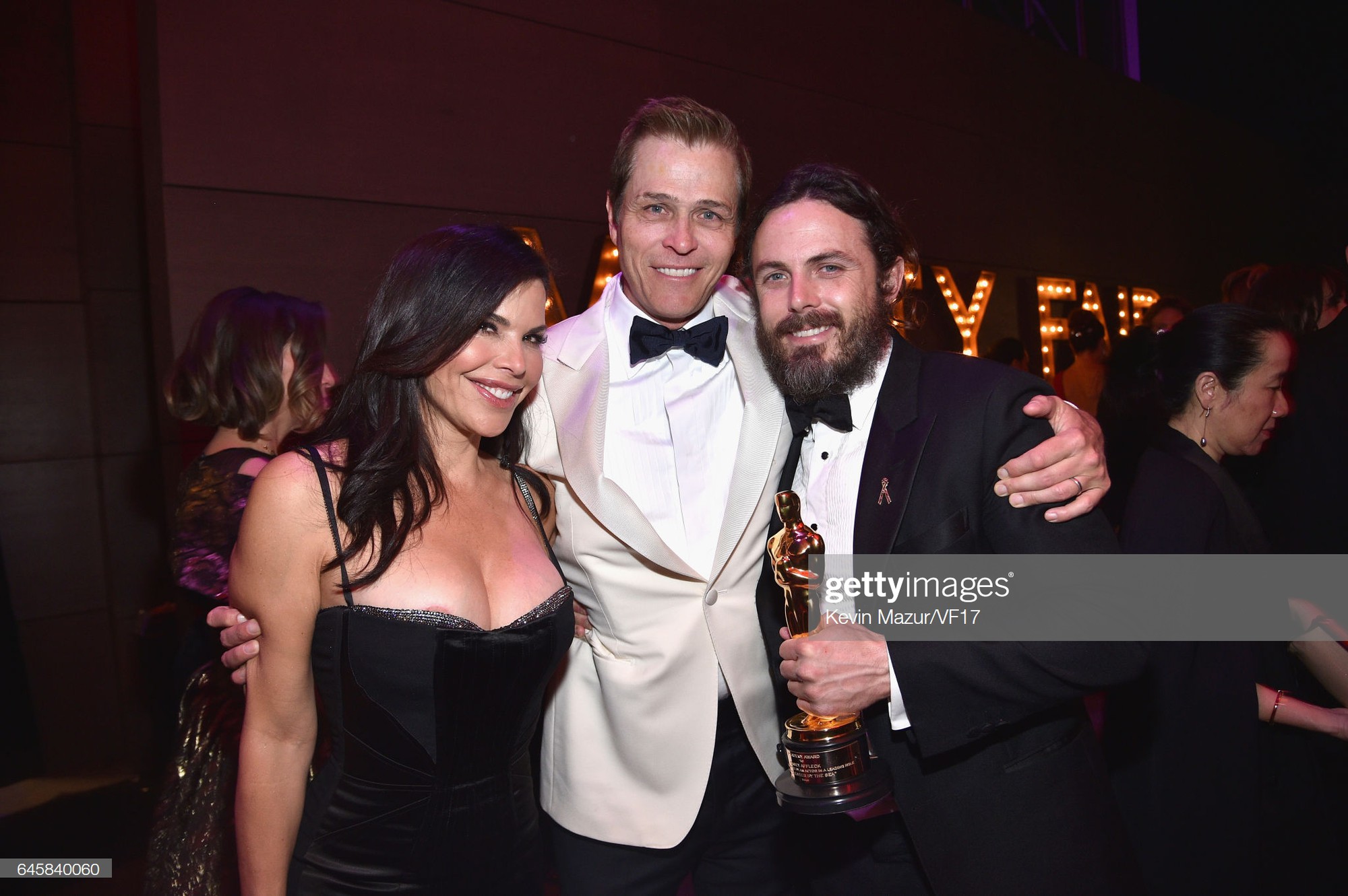 Style nóng bỏng đến toát mồ hôi của người tình tỷ phú Amazon: Mặc kín hay hở cũng phải để vòng 1 khủng chiếm trọn spotlight-8