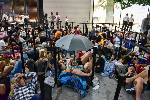 1001 kiểu ngủ đường vạ vật, mỏi mòn chờ giờ mở bán của dân săn” iPhone 11-11