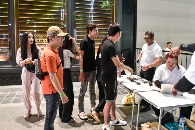 1001 kiểu ngủ đường vạ vật, mỏi mòn chờ giờ mở bán của dân săn” iPhone 11-15