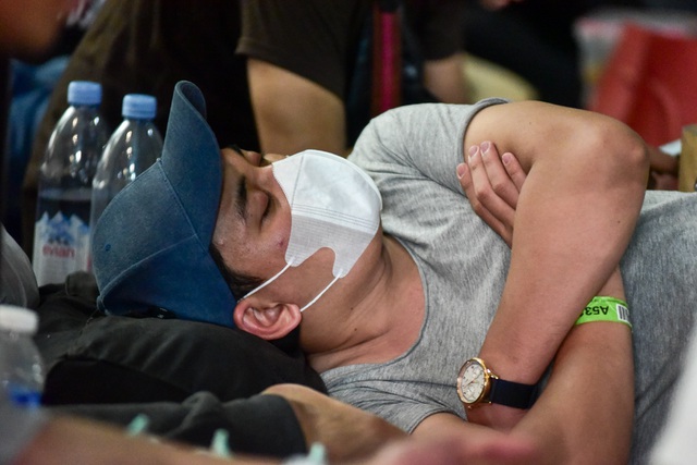 1001 kiểu ngủ đường vạ vật, mỏi mòn chờ giờ mở bán của dân săn” iPhone 11-14