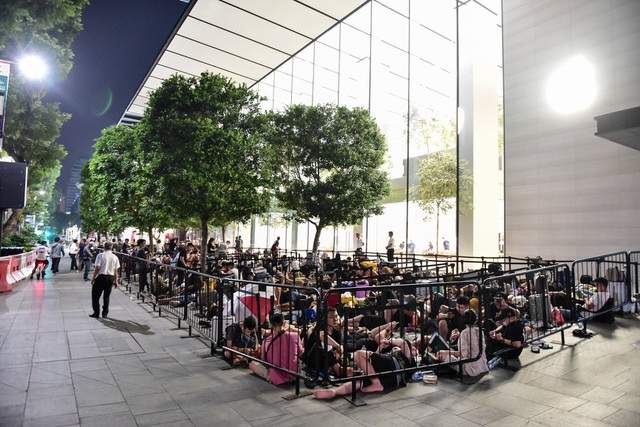 1001 kiểu ngủ đường vạ vật, mỏi mòn chờ giờ mở bán của dân săn” iPhone 11-16
