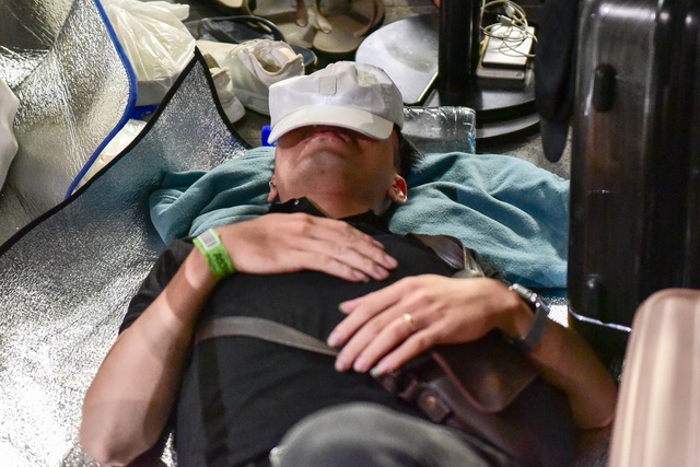 1001 kiểu ngủ đường vạ vật, mỏi mòn chờ giờ mở bán của dân săn” iPhone 11-5