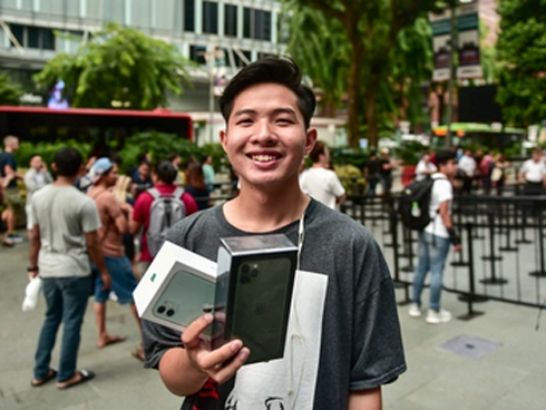 Các Youtuber Việt Nam đua nhau review iPhone 11 ngay và luôn tại Apple Store Singapore-5