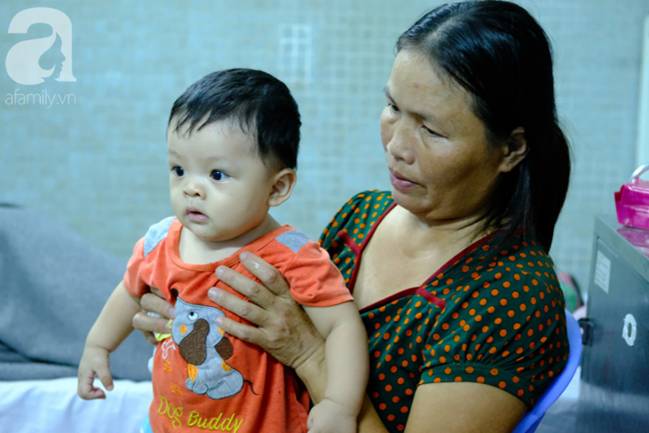 Mẹ ôm con út 6 tháng tuổi vào viện chăm con trai lớn bị tai nạn nguy kịch, bật khóc vì không còn tiền để cứu chữa-2